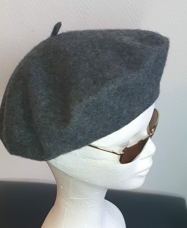 15.1Béret femme d'hiver en gris ardoise et en laine sur un modèle classique de qualité supérieure. Taille unique. Création française. Prix : 14€