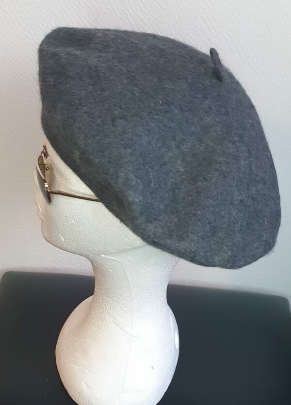 15.2Béret femme d'hiver en gris ardoise et en laine sur un modèle classique de qualité supérieure. Taille unique. Création française.