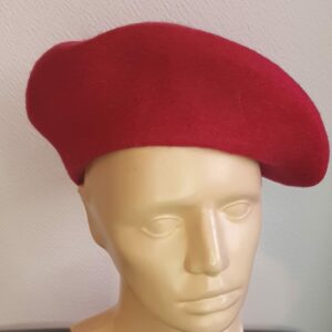 2.1Béret d'hiver rouge grenadine sur un modèle classique de qualité supérieure. Taille unique. Création française. Prix : 14€