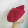 2.2Béret d'hiver rouge grenadine sur un modèle classique de qualité supérieure. Taille unique. Création française.