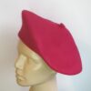 2.4Béret d'hiver rouge grenadine sur un modèle classique de qualité supérieure. Taille unique. Création française.