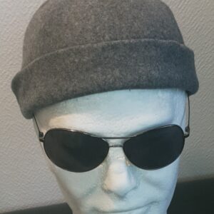 22.1Docker bonnet miki en laine. Style breton en gris clair. Patte de serrage à l'arrière. Taille unique. fabriqué en France. Prix : 20€.