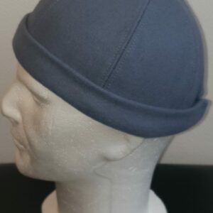 23.1Docker bonnet miki en laine. Style breton en gris clair. Patte de serrage à l'arrière. Taille unique. Fabriqué en France.