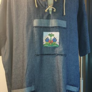 7.1Chemise Carabela homme d'après une tenue traditionnelle haïtienne en bleu marine. Un joli col est proposé avec sur le devant des œillets noués par un cordon blanc. Taille : M, L, XL, XL Prix : 79.95€.