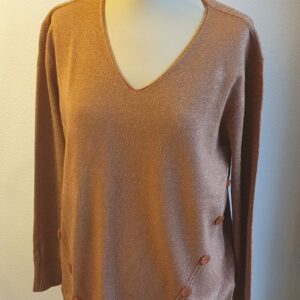 1.1Pull-tunique en marron teinté gold-Livourne. Tissu composé de laine 10%, nylon 15%, polyester 15%, modal 30%, viscose 25%. Taille : S, M, L, XL. Prix : 29.95€