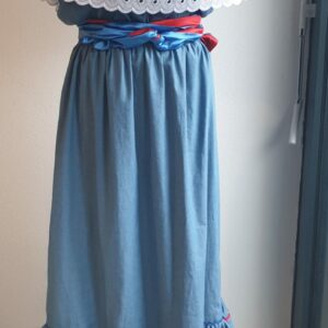 1.1Robe Carabela sur une tenue traditionnelle haïtienne en  longueur maxi. Elastique à la taille et livrée avec ceinture bicolore. Taille : S, M. X, XL Prix : 199.95€