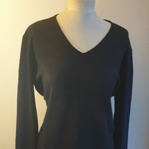 2.1Pull-tunique en noir. Tissu composé de laine 10%, nylon 15%, polyester 15%, modal 30%, viscose 25%. Taille : S, M, L, XL. Prix : 29.95€
