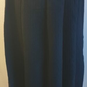 4.1Jupe d'hiver évasée en noir sur un tissu composé de 40% en polyamide, 30% modal, 15% polyester et 15% élasthanne. Taille : 38, 40, 42, 44. Prix : 39.95€