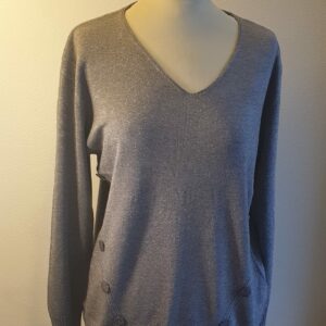 4.1Pull-tunique en gamme gris-plomb. Tissu composé de laine 10%, nylon 15%, polyester 15%, modal 30%, viscose 25%. Taille : S, M, L, XL. Prix : 29.95€
