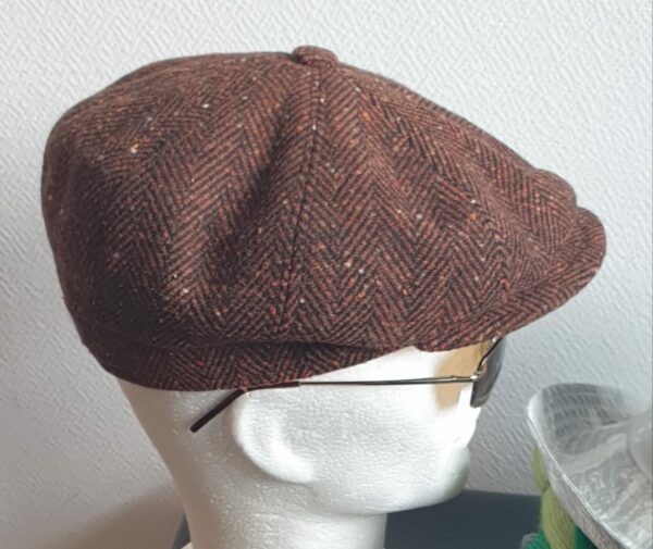 40.2 Béret en laine mélangée entièrement doublée en rouille rouge.