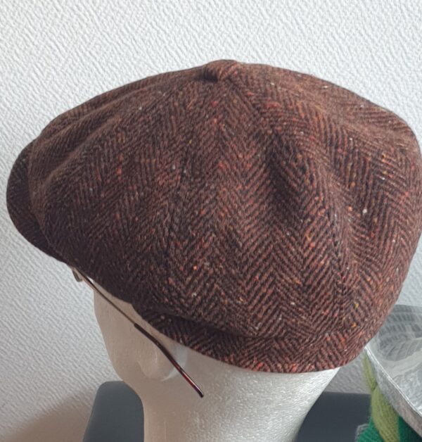 40.3Béret en laine mélangée entièrement doublée en rouille rouge.
