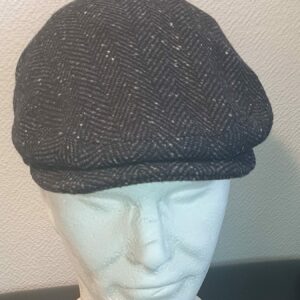 41.1Béret en chevron laine mélangée entièrement doublé en bleu. Fait en Italie. Taille : 54, 55, 56, 57, 58, 59, 60, 61. Prix : 29.95€.