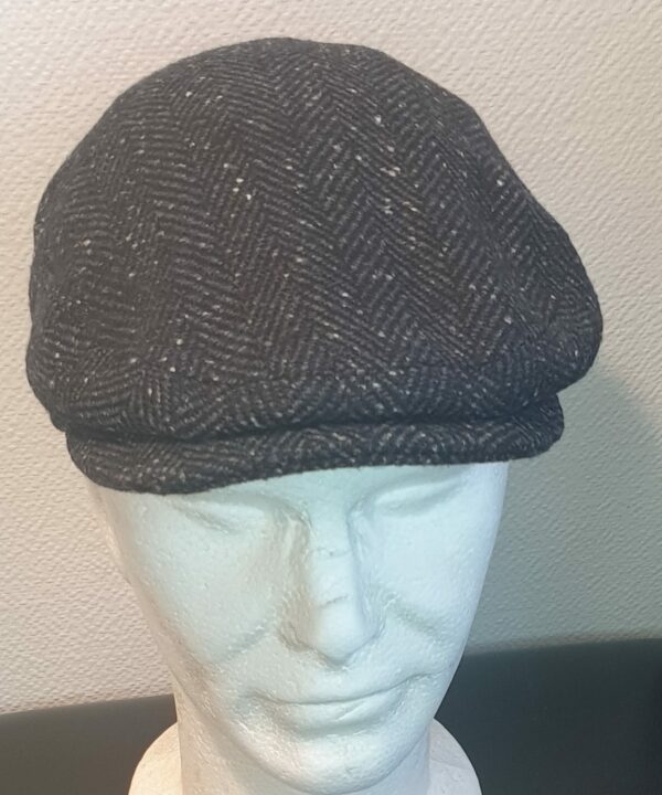 41.1Béret en chevron laine mélangée entièrement doublé en bleu. Fait en Italie. Taille : 54, 55, 56, 57, 58, 59, 60, 61. Prix : 29.95€.