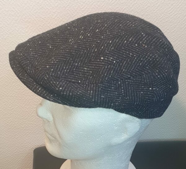 41.2 Béret en chevron laine mélangée entièrement doublé en bleu. Fait en Italie.