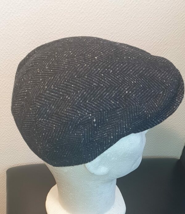 41.3Béret en chevron laine mélangée entièrement doublé en bleu. Fait en Italie.