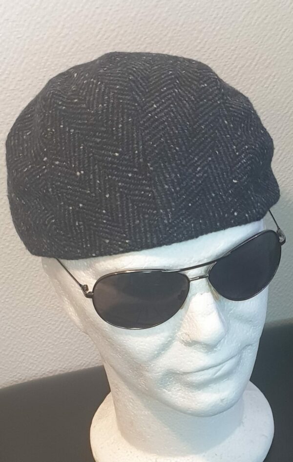 41.4Béret en chevron laine mélangée entièrement doublé en bleu. Fait en Italie.