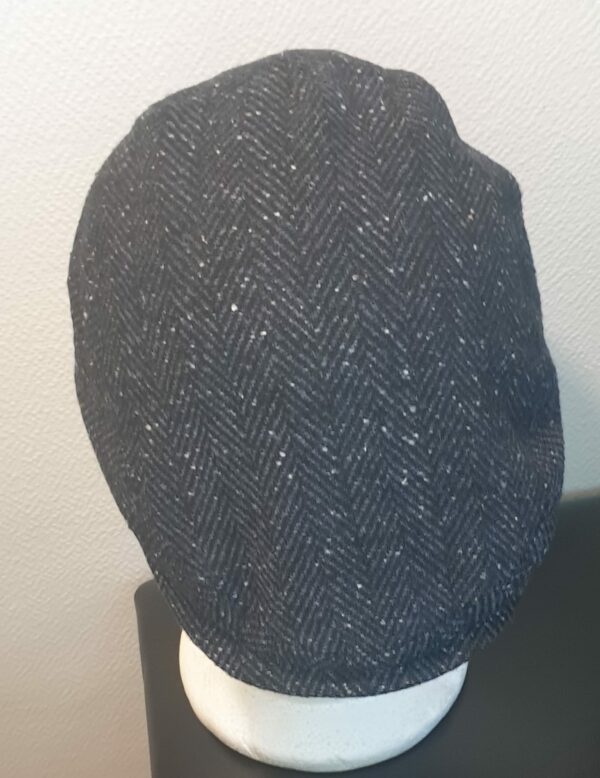 41.5Béret en chevron laine mélangée entièrement doublé en bleu. Fait en Italie.