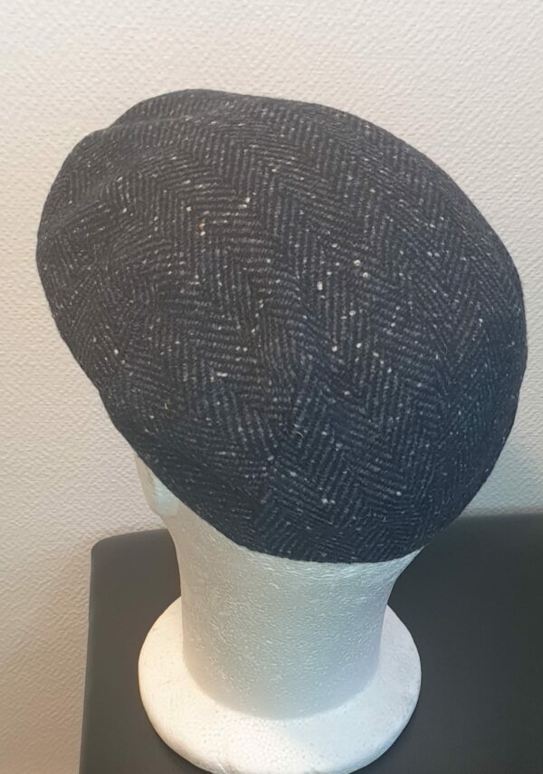 41.6Béret en chevron laine mélangée entièrement doublé en bleu. Fait en Italie.