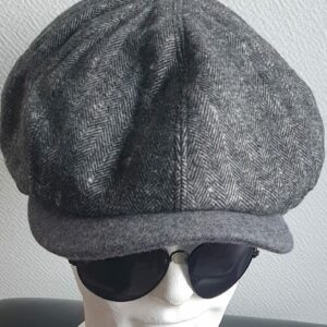 43.1Béret en laine mélangée entièrement doublé en gris. Réglage élastique à l'arrière. Taille : 57, 59. Prix : 25.95€.
