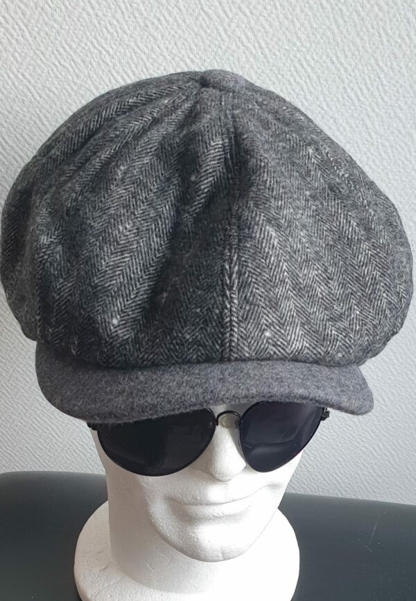 43.1Béret en laine mélangée entièrement doublé en gris. Réglage élastique à l'arrière. Taille : 57, 59. Prix : 25.95€.