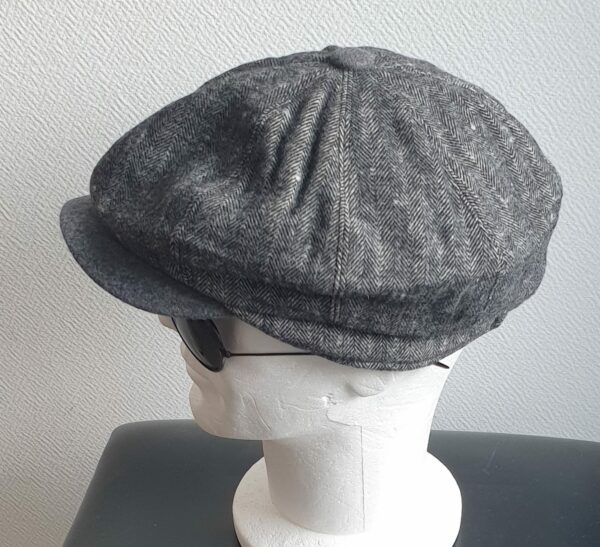 43.2Béret en laine mélangée entièrement doublé en gris. Réglage élastique à l'arrière.