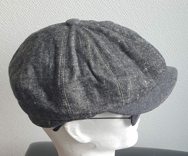 43.3Béret en laine mélangée entièrement doublé en gris. Réglage élastique à l'arrière.