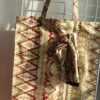5.2Tote-bag en tissu Wax sur une décoration évoquant les régions climatiques tropicales, assorti d'un même bandeau. Dimension : 38 sur 41cm.