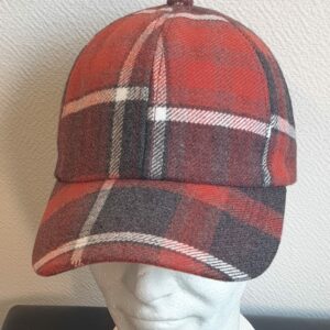 7.1Casquette Base-ball sport en orange-rouge avec des motiffs en forme de carreaux. Tissu viscose-laine agréable à porter, sur un style classique nouvelle tendance. Extensible car réglable par boucle de serrage à l'arrière. Taille unique mais pouvant s'ajuster.