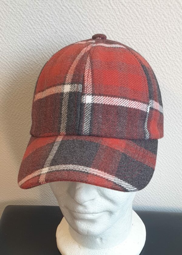 7.1Casquette Base-ball sport en orange-rouge avec des motiffs en forme de carreaux. Tissu viscose-laine agréable à porter, sur un style classique nouvelle tendance. Extensible car réglable par boucle de serrage à l'arrière. Taille unique mais pouvant s'ajuster.