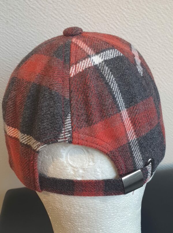 7.2Casquette Base-ball sport en orange-rouge avec des motiffs en forme de carreaux. Tissu viscose-laine agréable à porter, sur un style classique nouvelle tendance. Extensible car réglable par boucle de serrage à l'arrière. Taille unique mais pouvant s'ajuster.