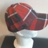 7.3Casquette Base-ball sport en orange-rouge avec des motiffs en forme de carreaux. Tissu viscose-laine agréable à porter, sur un style classique nouvelle tendance. Extensible car réglable par boucle de serrage à l'arrière. Taille unique mais pouvant s'ajuster.