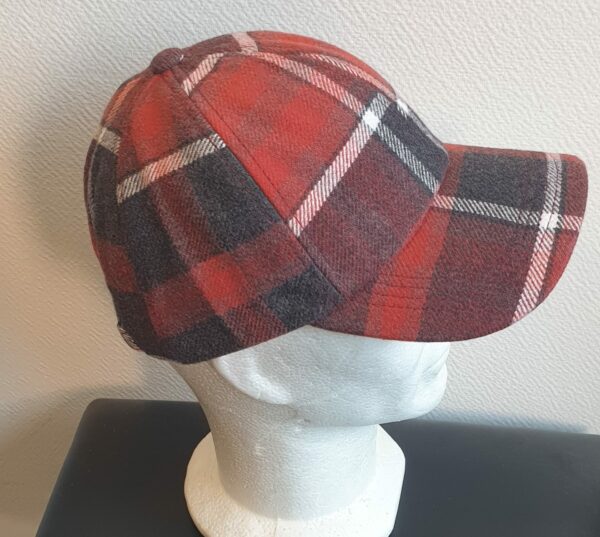 7.3Casquette Base-ball sport en orange-rouge avec des motiffs en forme de carreaux. Tissu viscose-laine agréable à porter, sur un style classique nouvelle tendance. Extensible car réglable par boucle de serrage à l'arrière. Taille unique mais pouvant s'ajuster.