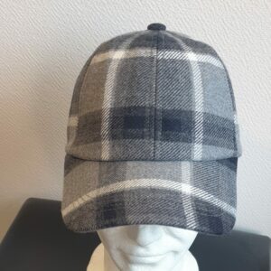 3.1Casquette Base-ball sport en gris clair avec des motiffs en forme de carreaux. Tissu viscose-laine agréable à porter, sur un style classique nouvelle tendance. Extensible car réglable par boucle de serrage à l'arrière. Taille unique mais pouvant s'ajuster. Prix : 19.95€