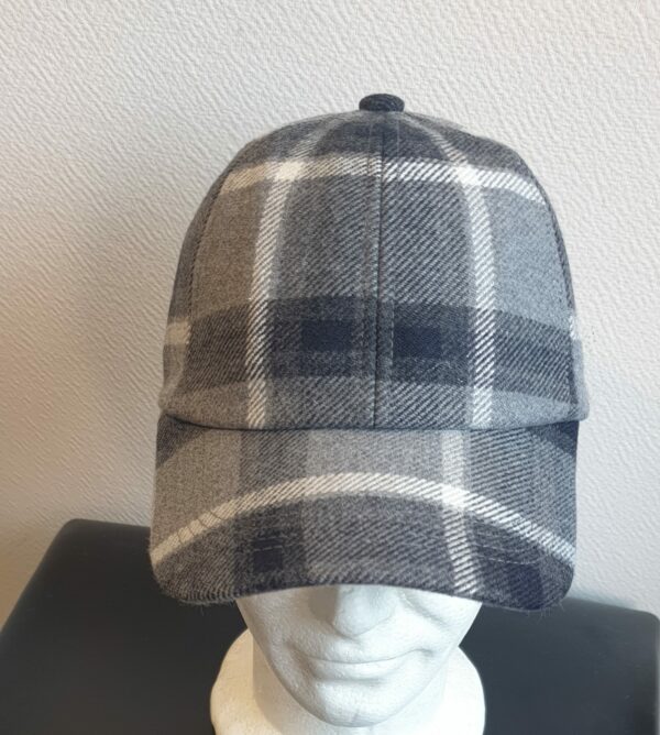 3.1Casquette Base-ball sport en gris clair avec des motiffs en forme de carreaux. Tissu viscose-laine agréable à porter, sur un style classique nouvelle tendance. Extensible car réglable par boucle de serrage à l'arrière. Taille unique mais pouvant s'ajuster. Prix : 19.95€