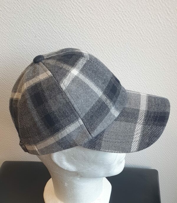 3.2Casquette Base-ball sport en gris clair avec des motiffs en forme de carreaux. Tissu viscose-laine agréable à porter, sur un style classique nouvelle tendance. Extensible car réglable par boucle de serrage à l'arrière. Taille unique mais pouvant s'ajuster.