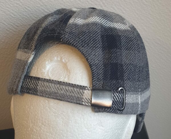 3.3Casquette Base-ball sport en gris clair avec des motiffs en forme de carreaux. Tissu viscose-laine agréable à porter, sur un style classique nouvelle tendance. Extensible car réglable par boucle de serrage à l'arrière. Taille unique mais pouvant s'ajuster.