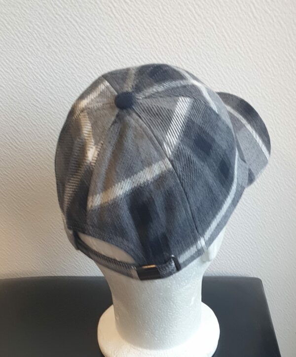3.4Casquette Base-ball sport en gris clair avec des motiffs en forme de carreaux. Tissu viscose-laine agréable à porter, sur un style classique nouvelle tendance. Extensible car réglable par boucle de serrage à l'arrière. Taille unique mais pouvant s'ajuster.