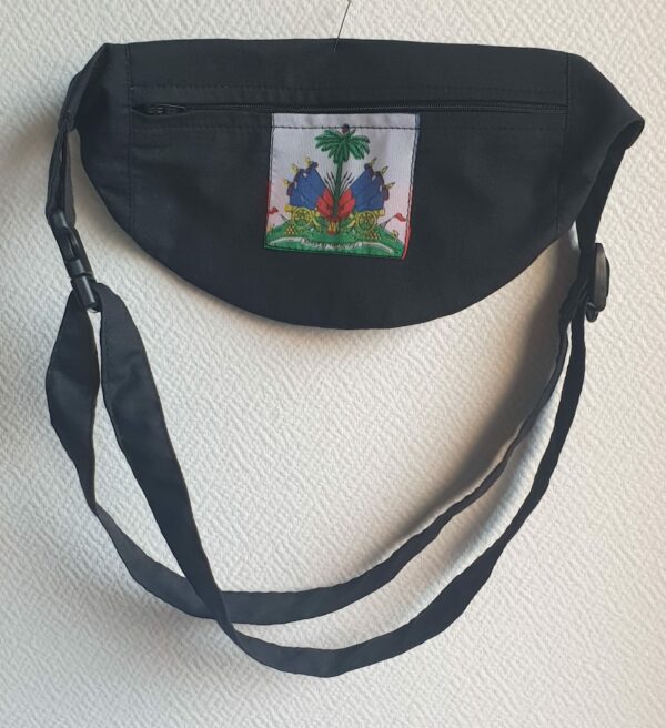 12.1Bumbag en coton de couleur noire pour randonnée, voyage, course à pied etc... Équipé d'une ceinture et d'une bandoulière réglables. Boucle à dégagement rapide facile à utiliser. Deux poches, sur le dessus et en latéral, dont chacune munie d'une fermeture éclaire à glissières avec butée et blocage par curseur. Dimention : 28cm * 14cm. Taille unique.  Confectionnée en atelier à Paris par AnjeroCréation. Prix : 35€.