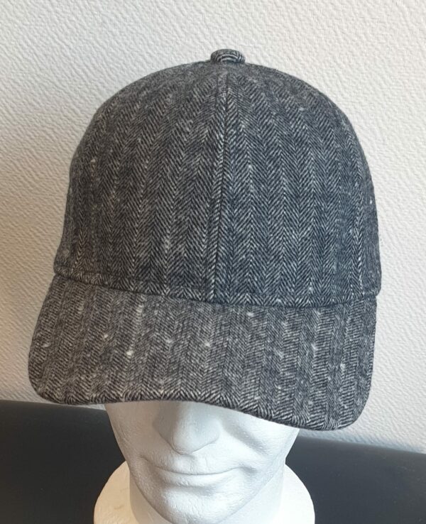 12.1Casquette Base-ball sport en gris cendré sans motif apparent. Tissu polylaine agréable à porter, sur un style classique nouvelle tendance. Extensible car réglable par boucle de serrage à l'arrière. Taille unique mais pouvant s'ajuster. Prix : 19.95€