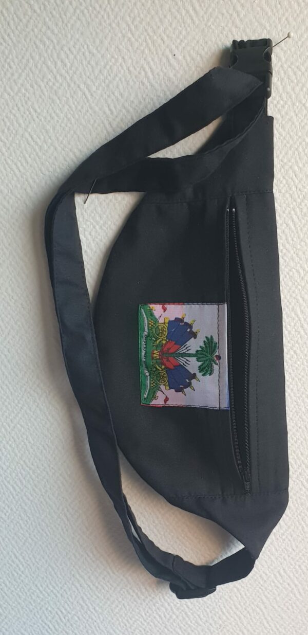 12.2Bumbag en coton de couleur noire pour randonnée, voyage, course à pied etc... Équipé d'une ceinture et d'une bandoulière réglables. Boucle à dégagement rapide facile à utiliser. Deux poches, sur le dessus et en latéral, dont chacune munie d'une fermeture éclaire à glissières avec butée et blocage par curseur. Dimention : 28cm * 14cm. Taille unique.  Confectionnée en atelier à Paris par AnjeroCréation.