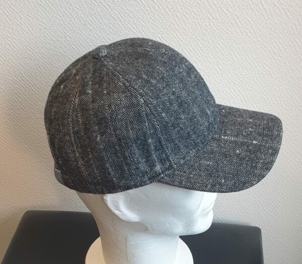 12.2Casquette Base-ball sport en gris cendré sans motif apparent. Tissu polylaine agréable à porter, sur un style classique nouvelle tendance. Extensible car réglable par boucle de serrage à l'arrière. Taille unique mais pouvant s'ajuster.