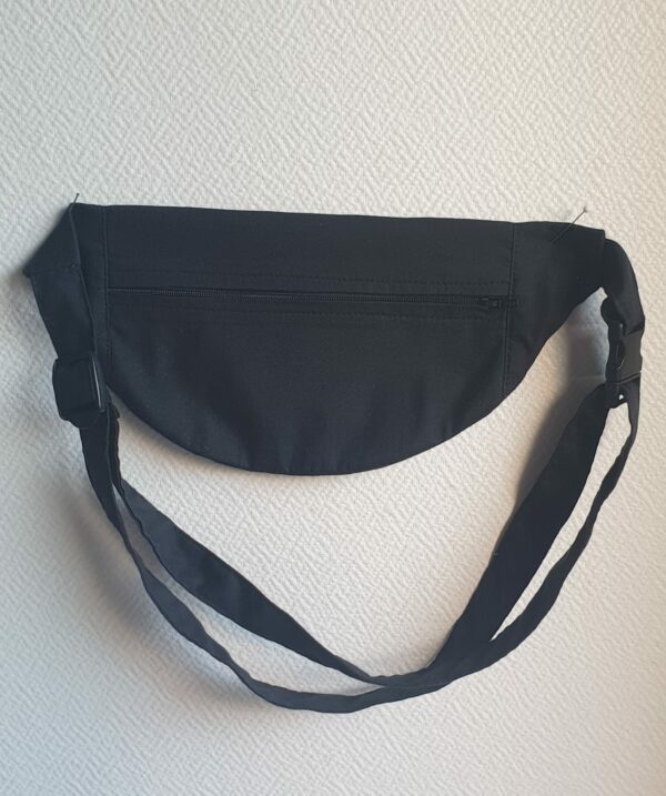 12.3Bumbag en coton de couleur noire pour randonnée, voyage, course à pied etc... Équipé d'une ceinture et d'une bandoulière réglables. Boucle à dégagement rapide facile à utiliser. Deux poches, sur le dessus et en latéral, dont chacune munie d'une fermeture éclaire à glissières avec butée et blocage par curseur. Dimention : 28cm * 14cm. Taille unique.  Confectionnée en atelier à Paris par AnjeroCréation.