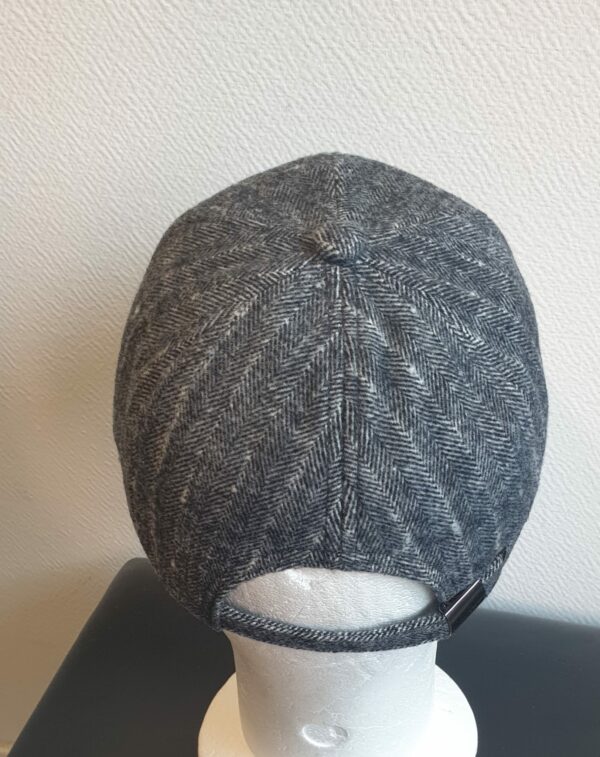 12.3Casquette Base-ball sport en gris cendré sans motif apparent. Tissu polylaine agréable à porter, sur un style classique nouvelle tendance. Extensible car réglable par boucle de serrage à l'arrière. Taille unique mais pouvant s'ajuster.