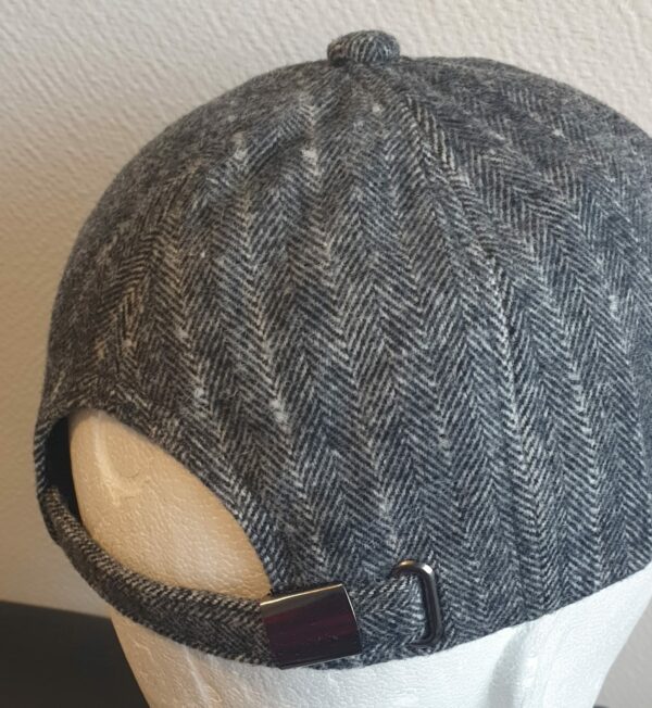 12.4Casquette Base-ball sport en gris cendré sans motif apparent. Tissu polylaine agréable à porter, sur un style classique nouvelle tendance. Extensible car réglable par boucle de serrage à l'arrière. Taille unique mais pouvant s'ajuster.