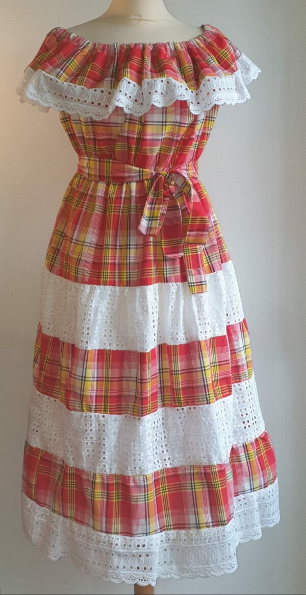 13.1Robe madras pour les cérémonies. Tissu tout en coton. Elastique à la taille.Une ceinture est livrée avec la robe. Cette superbe robe a été confectionnée à Paris et différentes tailles disponibles sont proposées : S, M, L, XL.  Prix : 169€.