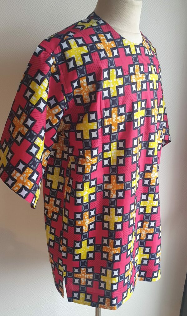 13.3Chemise en tissu coton wax assortie d'un imprimé montrant de jolis symboles arithmétiques jaunes oranges sur fond rouge. Ce modèle est conçu en manches courtes. Une fermeture éclaire à bout fermé subtilement dissimulée est ajoutée sur l'épaule gauche. Elle est faite de nylon souple et d'une tête de fermeture à glissière en métal, solide et durable. La dent de la fermeture à glissière est lisse et ne s'accroche pas, ajoutant ainsi, une touche attractive et supplémentaire à la confection. Taille unique. Ce produit est entièrement confectionné en atelier, en série limitée, par AnjeroCréation.