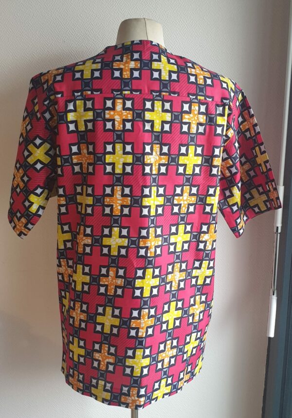 13.4Chemise en tissu coton wax assortie d'un imprimé montrant de jolis symboles arithmétiques jaunes oranges sur fond rouge. Ce modèle est conçu en manches courtes. Une fermeture éclaire à bout fermé subtilement dissimulée est ajoutée sur l'épaule gauche. Elle est faite de nylon souple et d'une tête de fermeture à glissière en métal, solide et durable. La dent de la fermeture à glissière est lisse et ne s'accroche pas, ajoutant ainsi, une touche attractive et supplémentaire à la confection. Taille unique. Ce produit est entièrement confectionné en atelier, en série limitée, par AnjeroCréation.