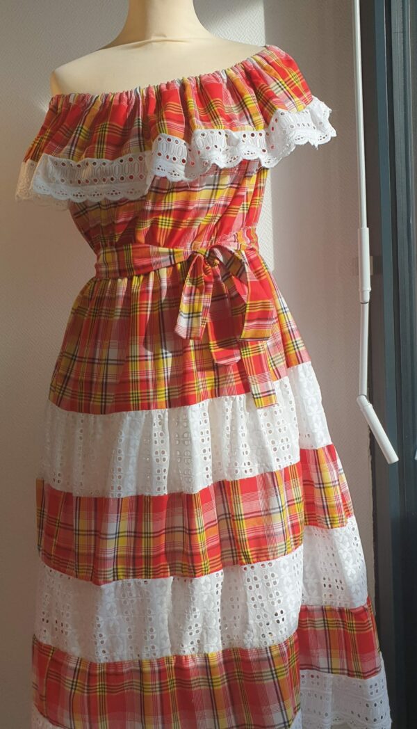 13.6Robe madras pour les cérémonies. Tissu tout en coton. Elastique à la taille.Une ceinture est livrée avec la robe. Cette superbe robe a été confectionnée à Paris et différentes tailles disponibles sont proposées : S, M, L, XL.