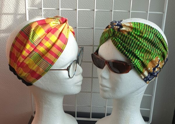 14.1Bandeau en tissu Wax et Madras aux couleurs orangées et verdoyantes sur une combinaison de deux pièces. Prix : 27€. Confectionné par Anjero Création.