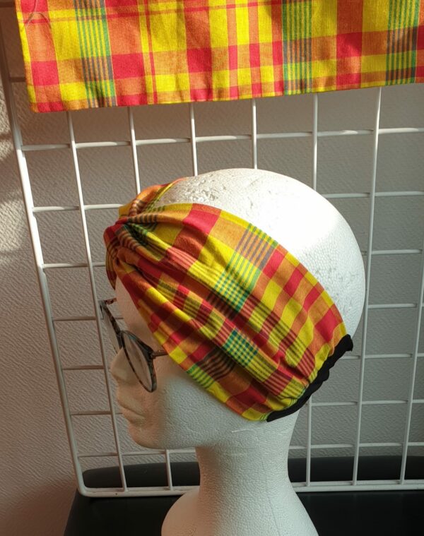 14.2Bandeau en tissu Wax et Madras aux couleurs orangées et verdoyantes sur une combinaison de deux pièces. Confectionné par Anjero Création.